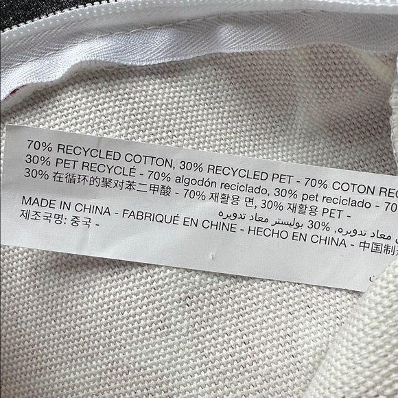 VUORI Lmt Edition Holiday 25 Strawberry Pouch. New with Tags - Picture 5 of 10